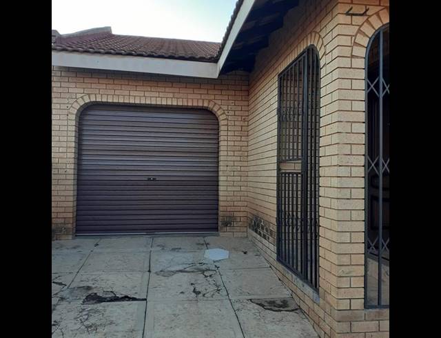 4 BEDROOM HOUSE FOR SALE IN STRETFORD